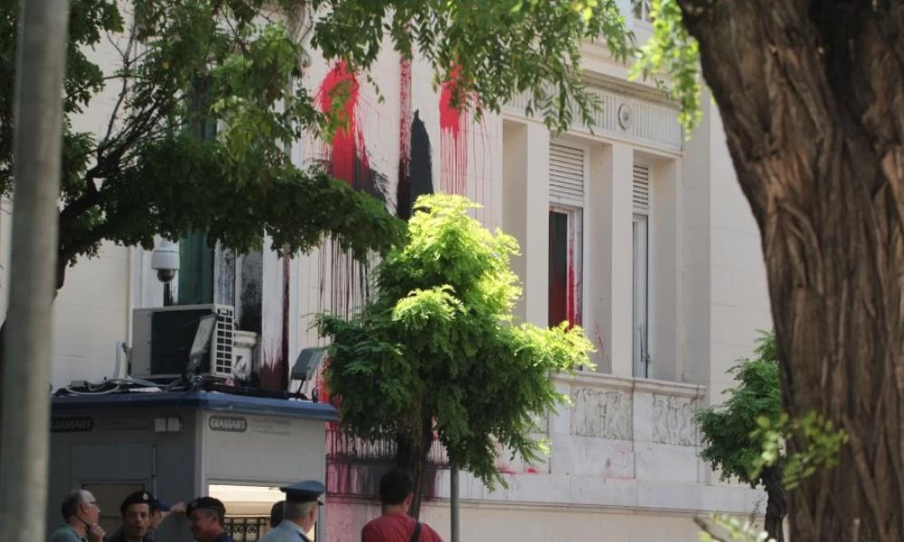 Τουρκική πρεσβεία στην Αθήνα: Κούρδοι πέταξαν μπογιά και φέιγ βολάν